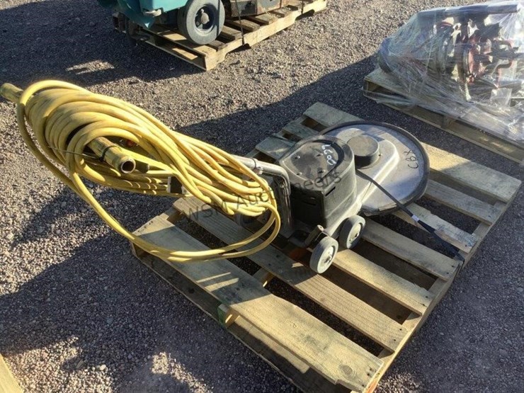 industrial-floor-scrubber-image-3