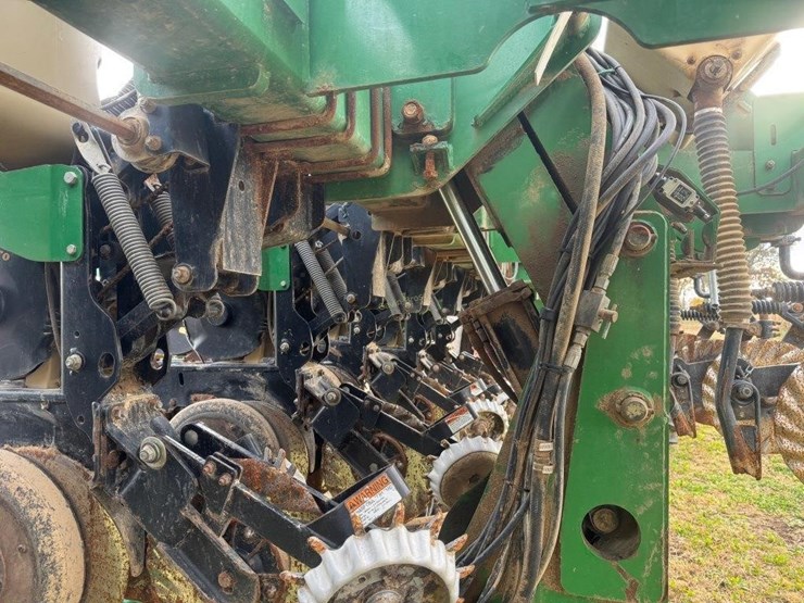 great-plains-yp825r-twin-row-planter-image-14