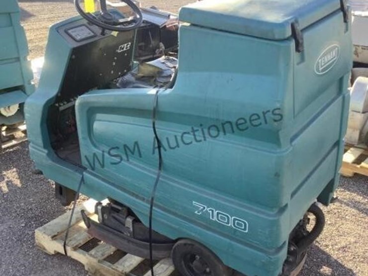 tennant-ride-on-floor-scrubber-image-2