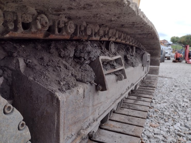 volvo-ec220e-lr-image-28