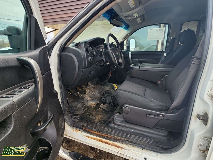 2013-chevrolet-silverado-3500hd-image-28