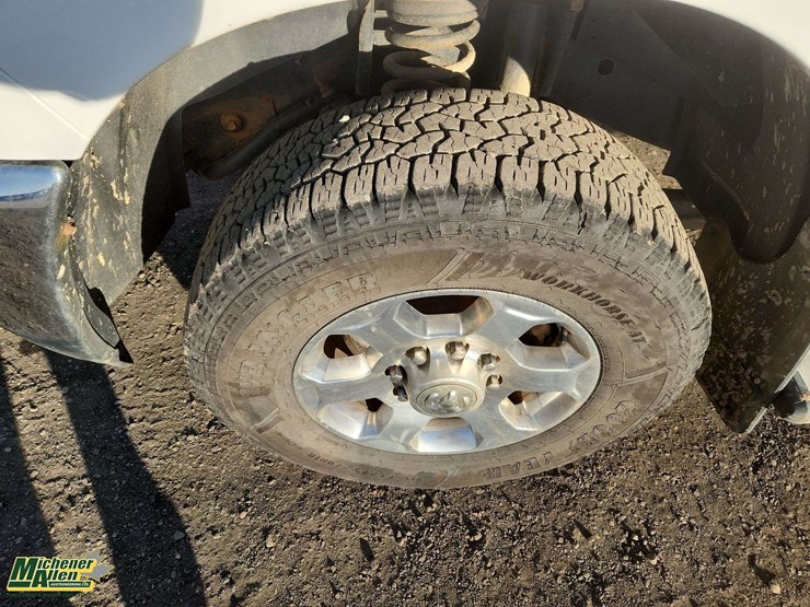 2017-dodge-2500-image-37