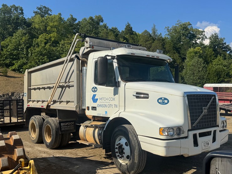 #1302-•-2002-volvo-vhd-truck-with-stainless-dump-bed-image-1