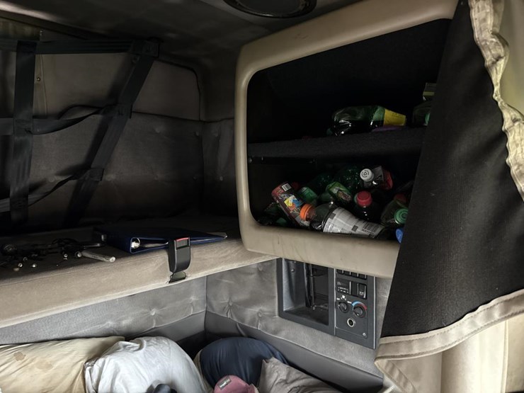 #3155-•-volvo-sleeper-cab-parts-semi-image-24