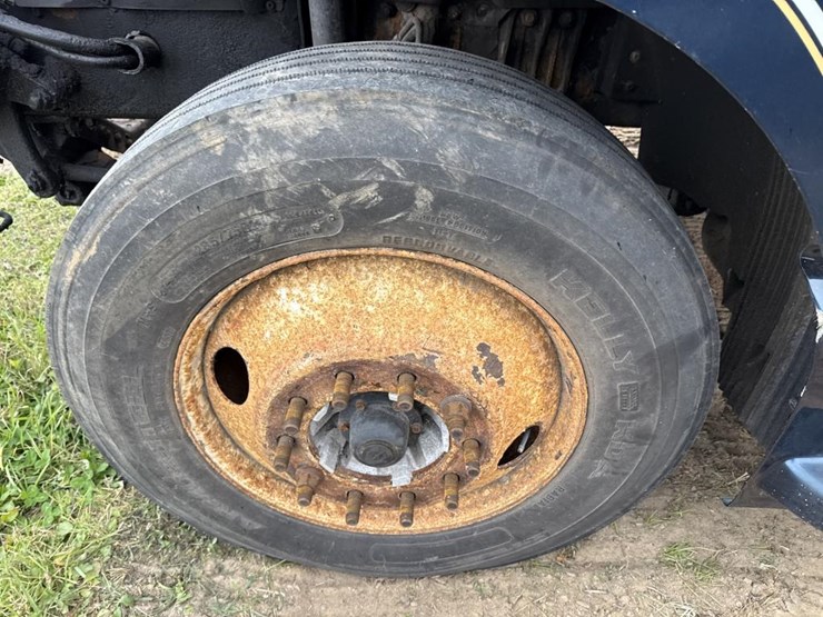 #3155-•-volvo-sleeper-cab-parts-semi-image-43