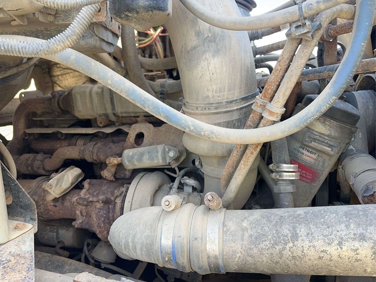 2009-sterling-l9500-image-19