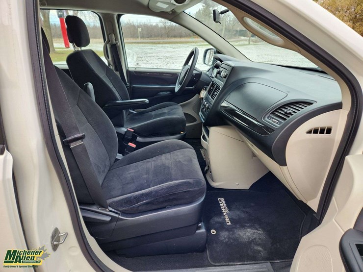 2013-dodge-grand-caravan-se-image-28