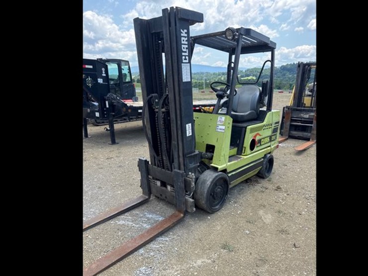 #1217-•-clark-25-e-propane-forklift.-image-1