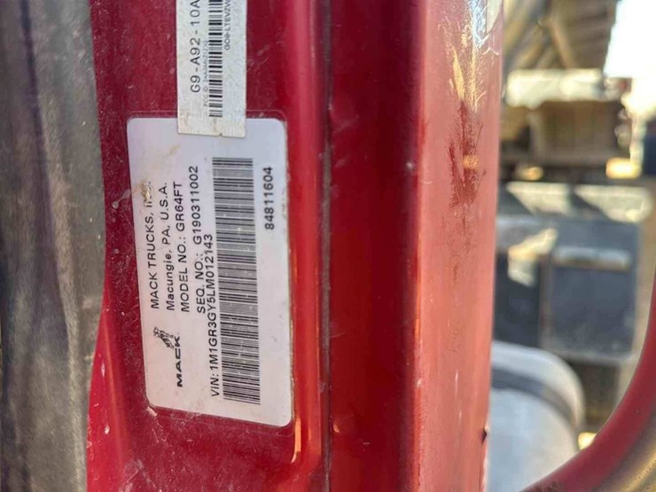 2020-mack-granite-image-1