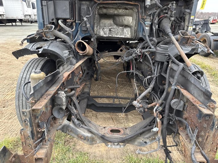 #3155-•-volvo-sleeper-cab-parts-semi-image-9