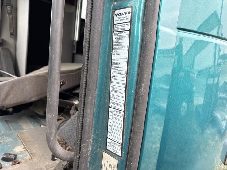 #3153-•-volvo-sleeper-cab-parts-semi-image-31