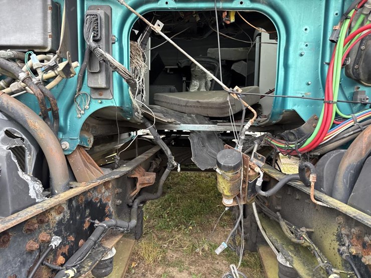 #3153-•-volvo-sleeper-cab-parts-semi-image-10