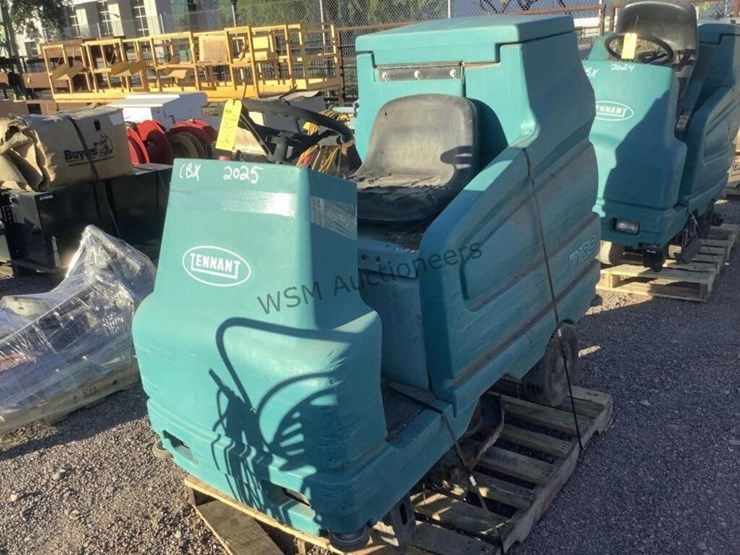 tennant-ride-on-floor-scrubber-image-1