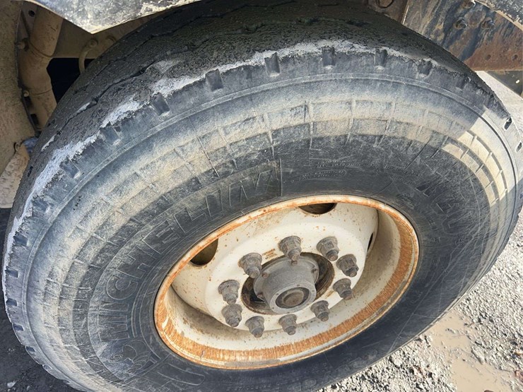 2009-sterling-l9500-image-12