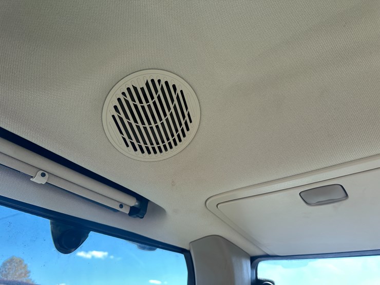 2013-john-deere-6140m-image-70