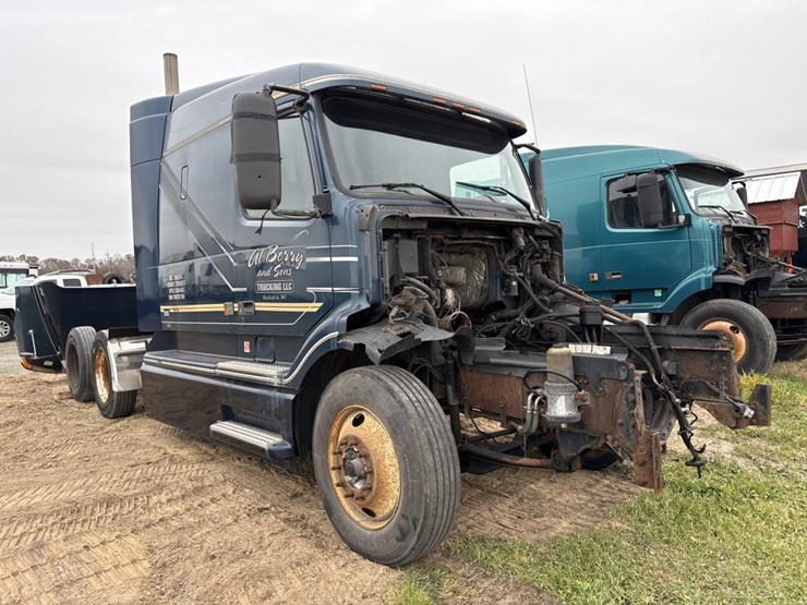 #3155-•-volvo-sleeper-cab-parts-semi-image-7