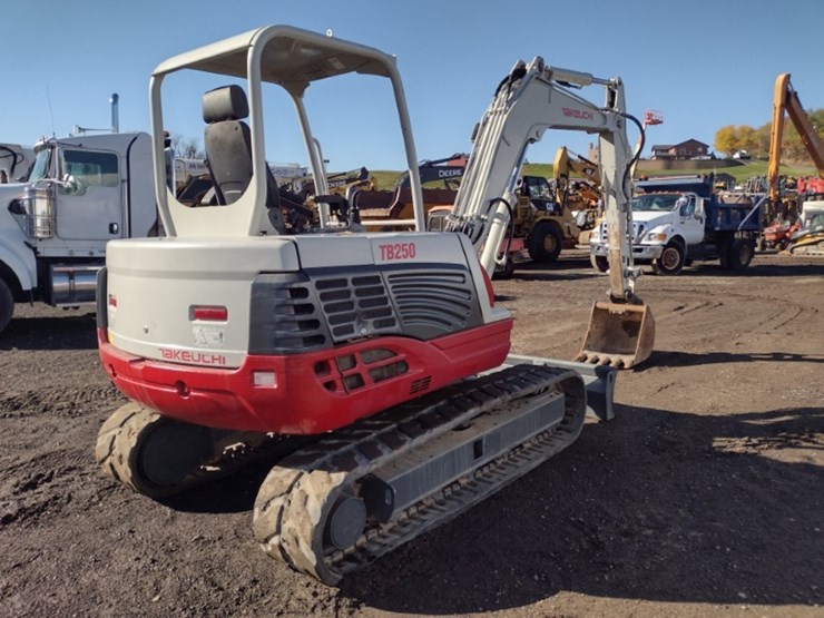 takeuchi-tb250-image-44