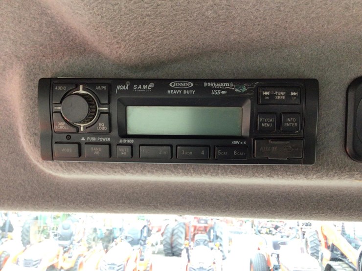 2021-kubota-m7060-image-25