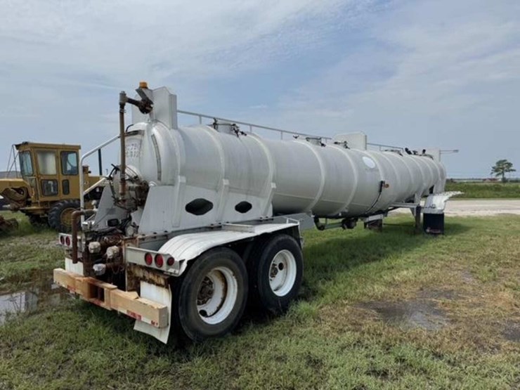 2015-dragon-137bbl-double-conical-vacuum-trailer-image-3