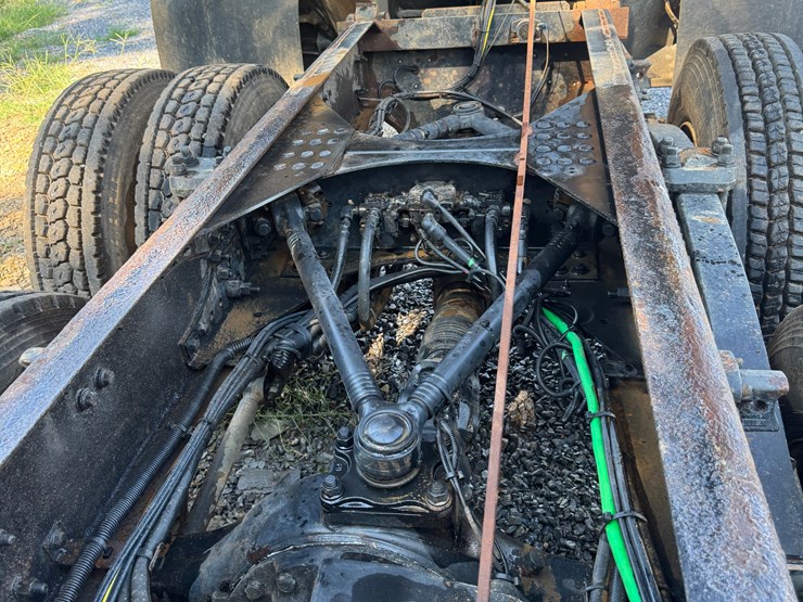 #1302-•-2002-volvo-vhd-truck-with-stainless-dump-bed-image-4