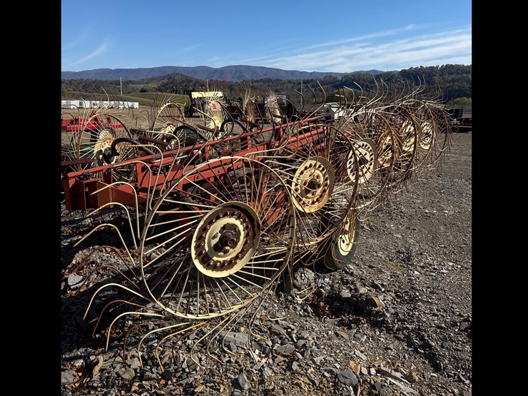 #1109-•-new-holland,-12-wheel-hydraulic-rake-image-2