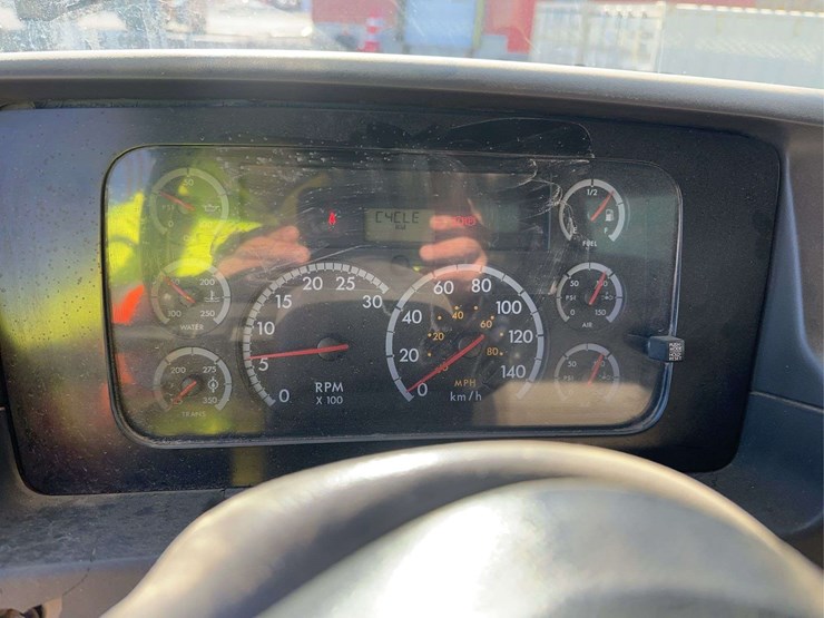 2009-sterling-l9500-image-29