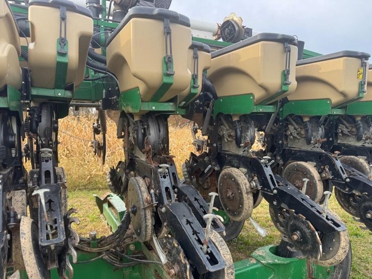 great-plains-yp825r-twin-row-planter-image-11