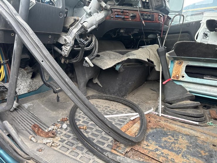 #3154-•-volvo-s60-parts-sleeper-truck-image-9