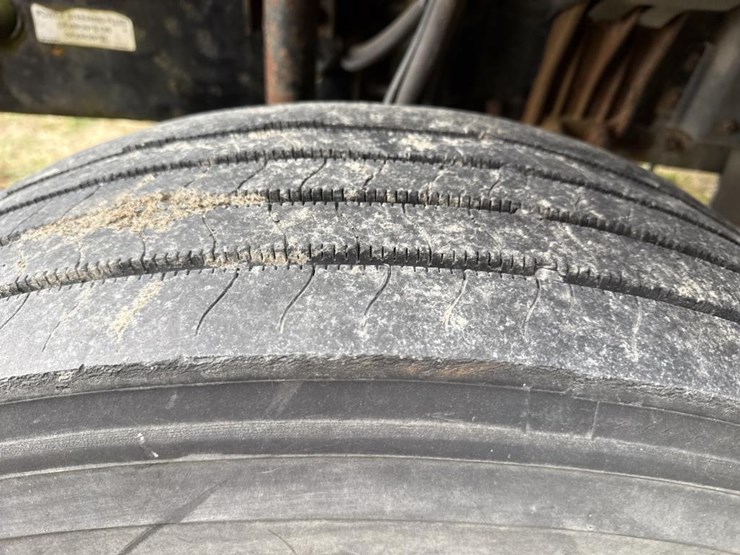 #3153-•-volvo-sleeper-cab-parts-semi-image-28