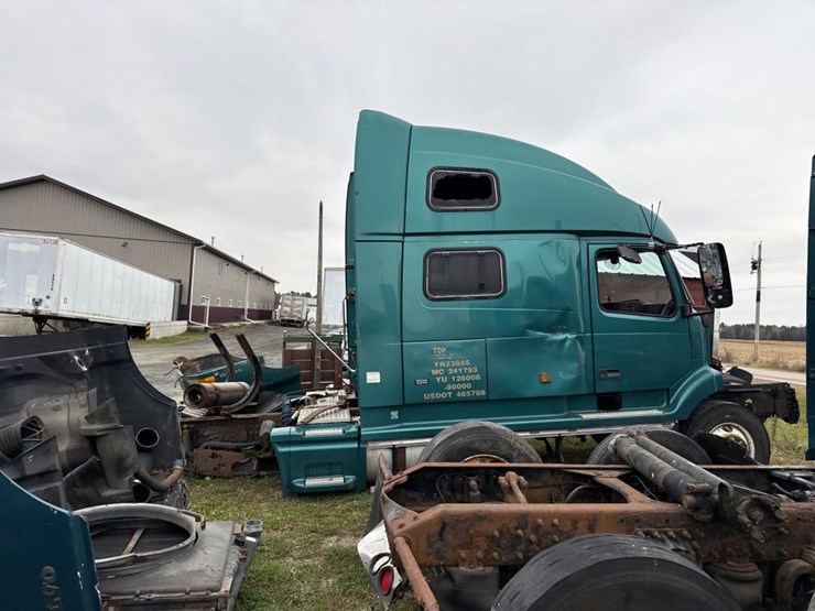 #3153-•-volvo-sleeper-cab-parts-semi-image-6