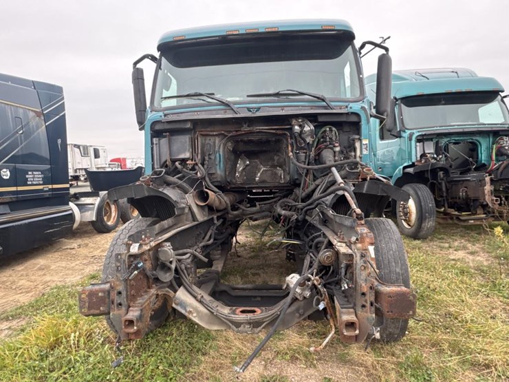 #3154-•-volvo-s60-parts-sleeper-truck-image-2