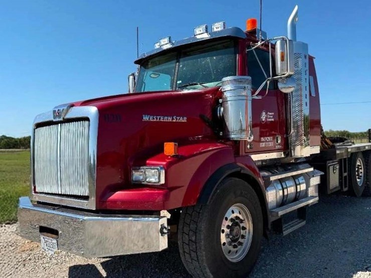 2020-western-star-4900sb-image-1