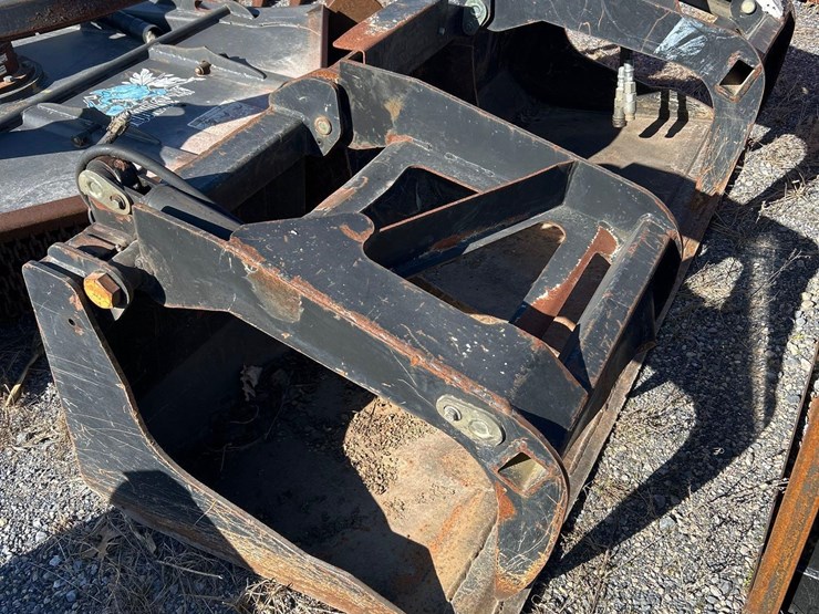 hydraulic-grapple-bucket-attachment-image-1