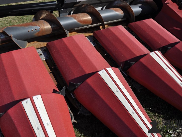 2016-drago-gt-8-30-8r30-corn-head-image-18