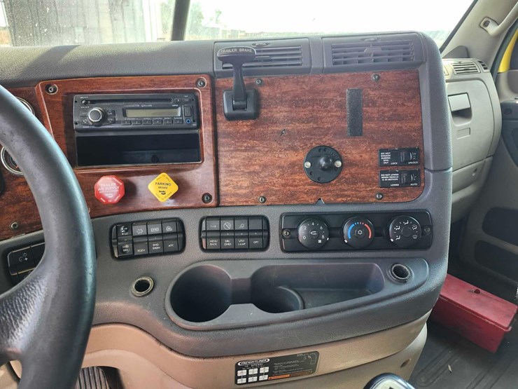 2016-freightliner-semi,-tag-#647-image-21