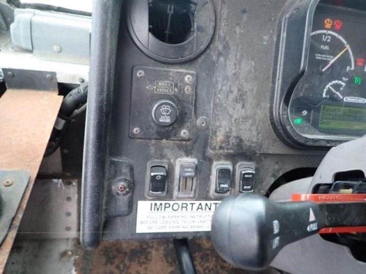 2013-freightliner-mt55-image-24