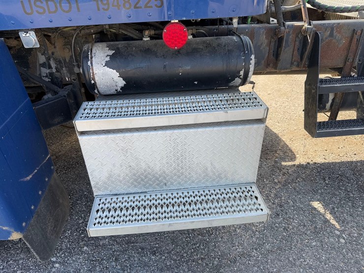 peterbilt-semi-tractor-image-6