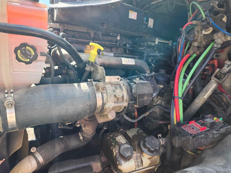 2016-freightliner-semi,-tag-#647-image-25