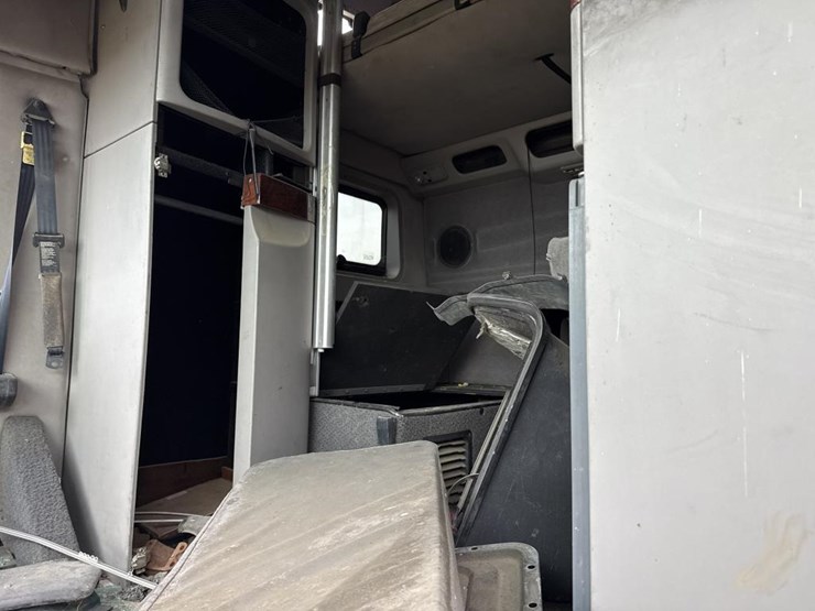 #3153-•-volvo-sleeper-cab-parts-semi-image-17