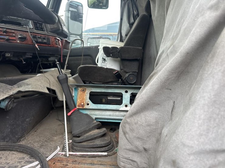 #3154-•-volvo-s60-parts-sleeper-truck-image-12