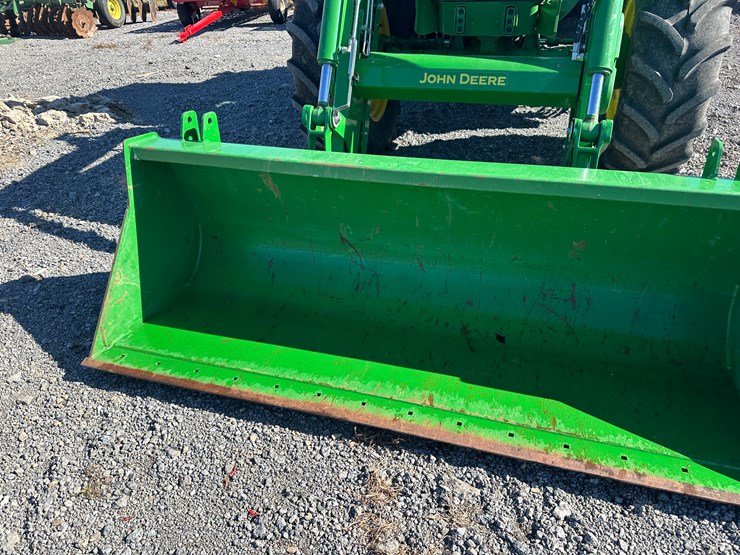 2013-john-deere-6140m-image-29