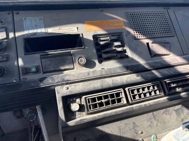 #1337-•-1998-mack-cs200-flatbed-image-35