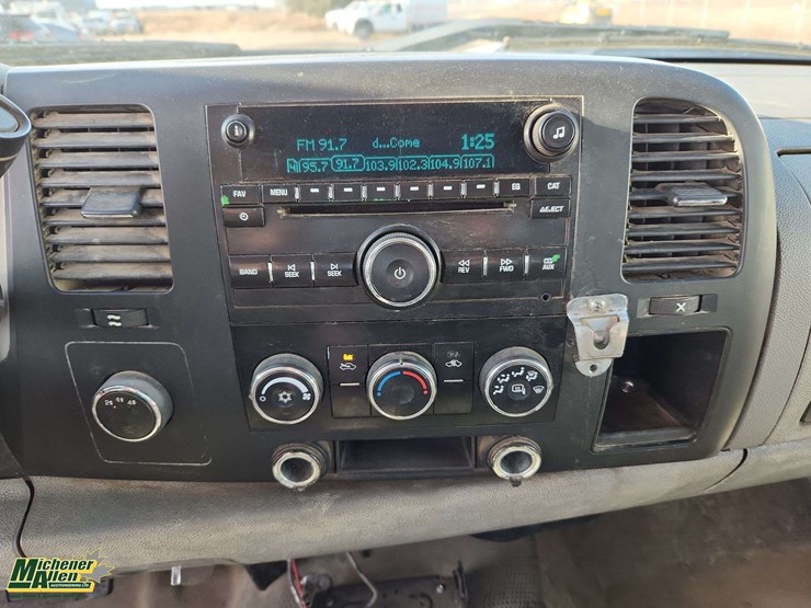 2013-chevrolet-silverado-3500hd-image-16