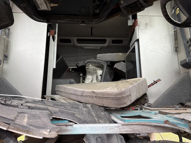 #3153-•-volvo-sleeper-cab-parts-semi-image-13