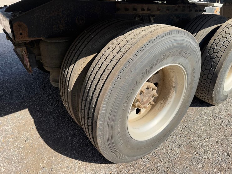 peterbilt-semi-tractor-image-18