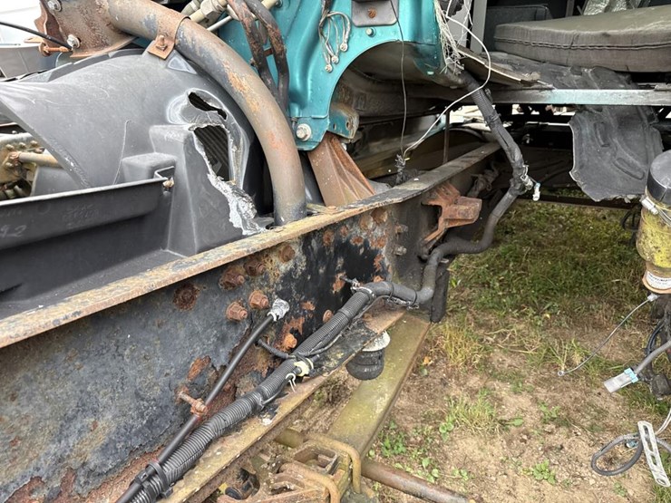 #3153-•-volvo-sleeper-cab-parts-semi-image-12