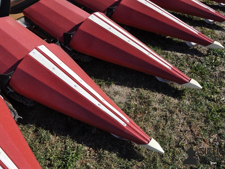 2016-drago-gt-8-30-8r30-corn-head-image-16