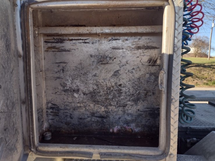 11-peterbilt-truck-tractor^title^-(qea-4044)-image-34