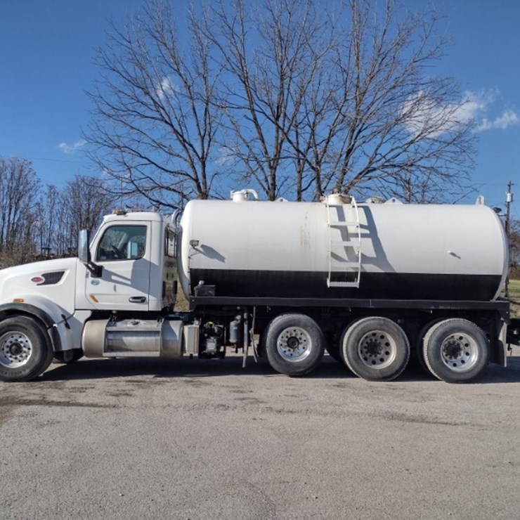19 Peterbilt Water Truck^TITLE^ (QEA 4054)