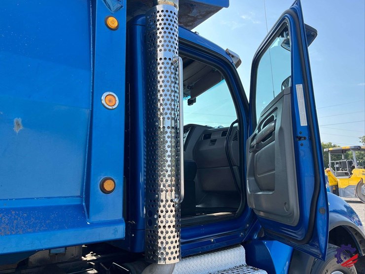 2016-kenworth-t880-image-55
